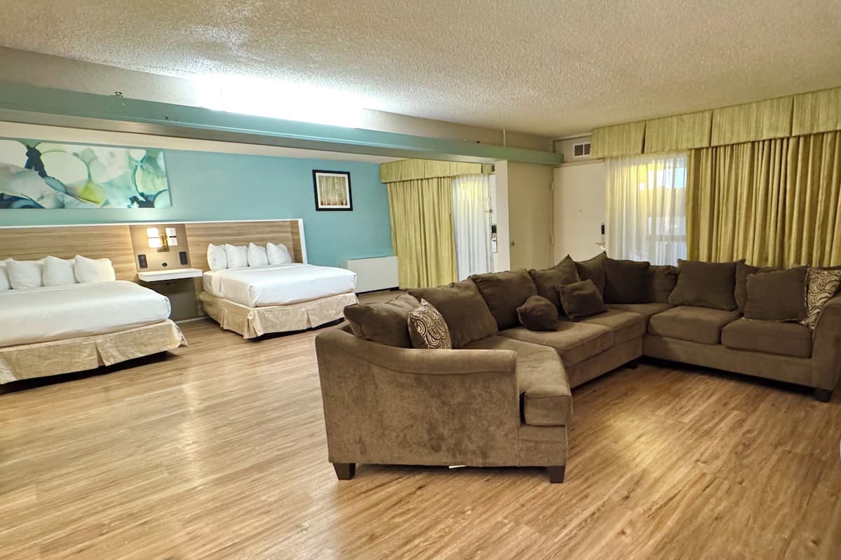 Suite, para no fumadores (1 King and 2 Double Beds) | Ropa de cama de alta calidad, camas con pillow-top y escritorio