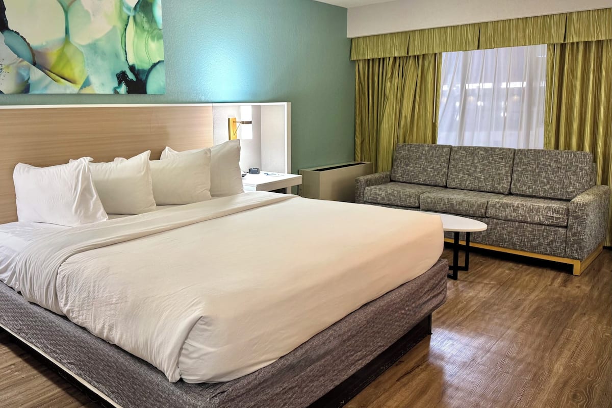 Habitación, 1 cama King size y sofá cama, para no fumadores, torre | Ropa de cama de alta calidad, camas con pillow-top y escritorio