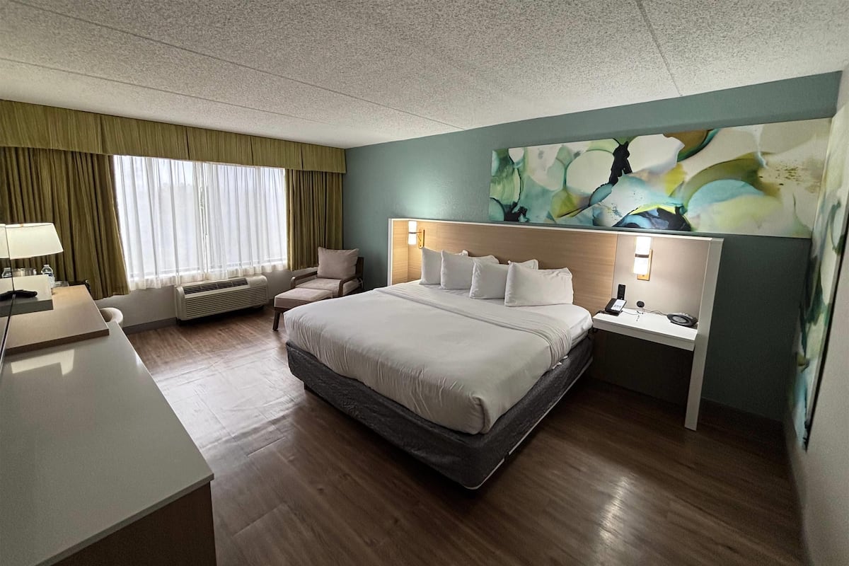 Room, 1 Katil Raja (King), Non Smoking, Tower | Peralatan tempat tidur premium, tilam berlapik, meja