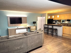 Suite, 1 cama King size | Área de sala de estar | Televisión de 40 pulgadas con canales por cable