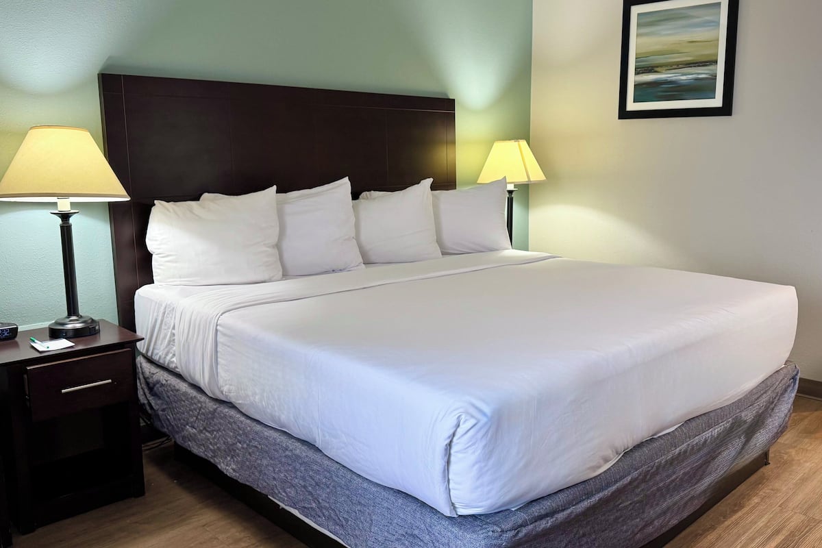 Habitación, 1 cama King size (Outer Corridor) | Ropa de cama de alta calidad, camas con pillow-top y escritorio