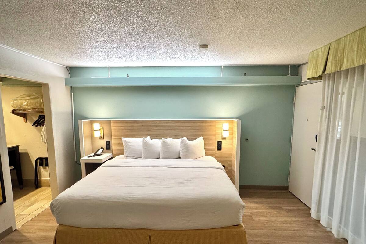 Suite, 1 King-Bett (Spacious) | Hochwertige Bettwaren, Pillowtop-Betten, Schreibtisch