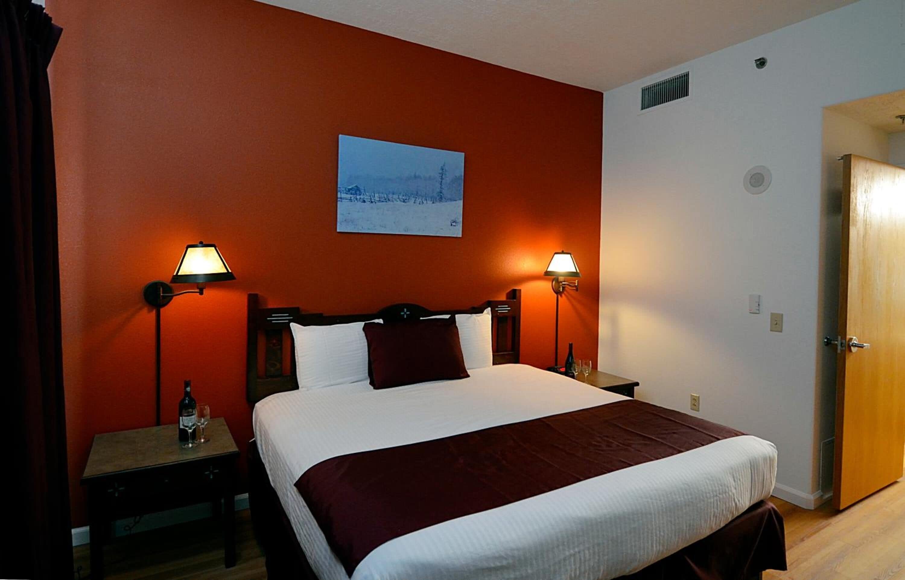 Escritorio, tabla de planchar con plancha, wifi gratis y ropa de cama 