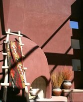 Um edifício com fachada curva, escada e plantas em vasos.
