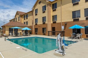 Seasonal outdoor pool - Comfort Inn Garner Clayton I-40 (Garner)