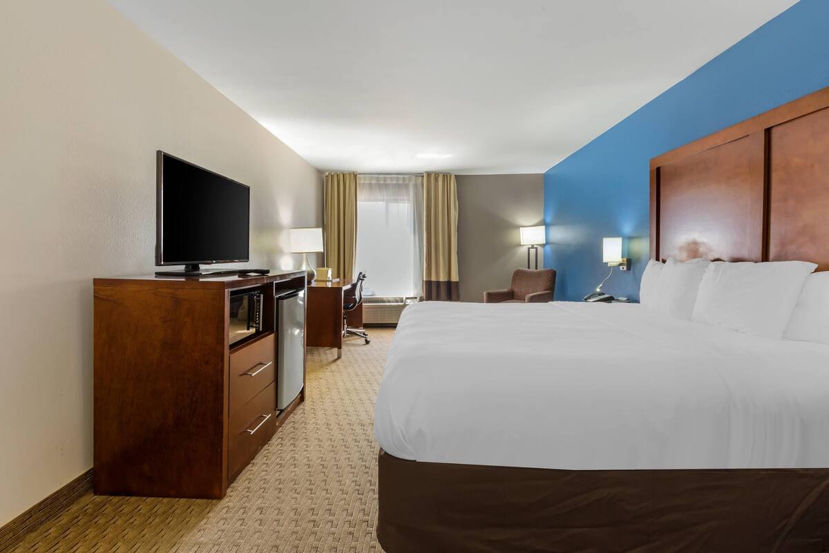 Desk, iron/ironing board, free WiFi, bed sheets