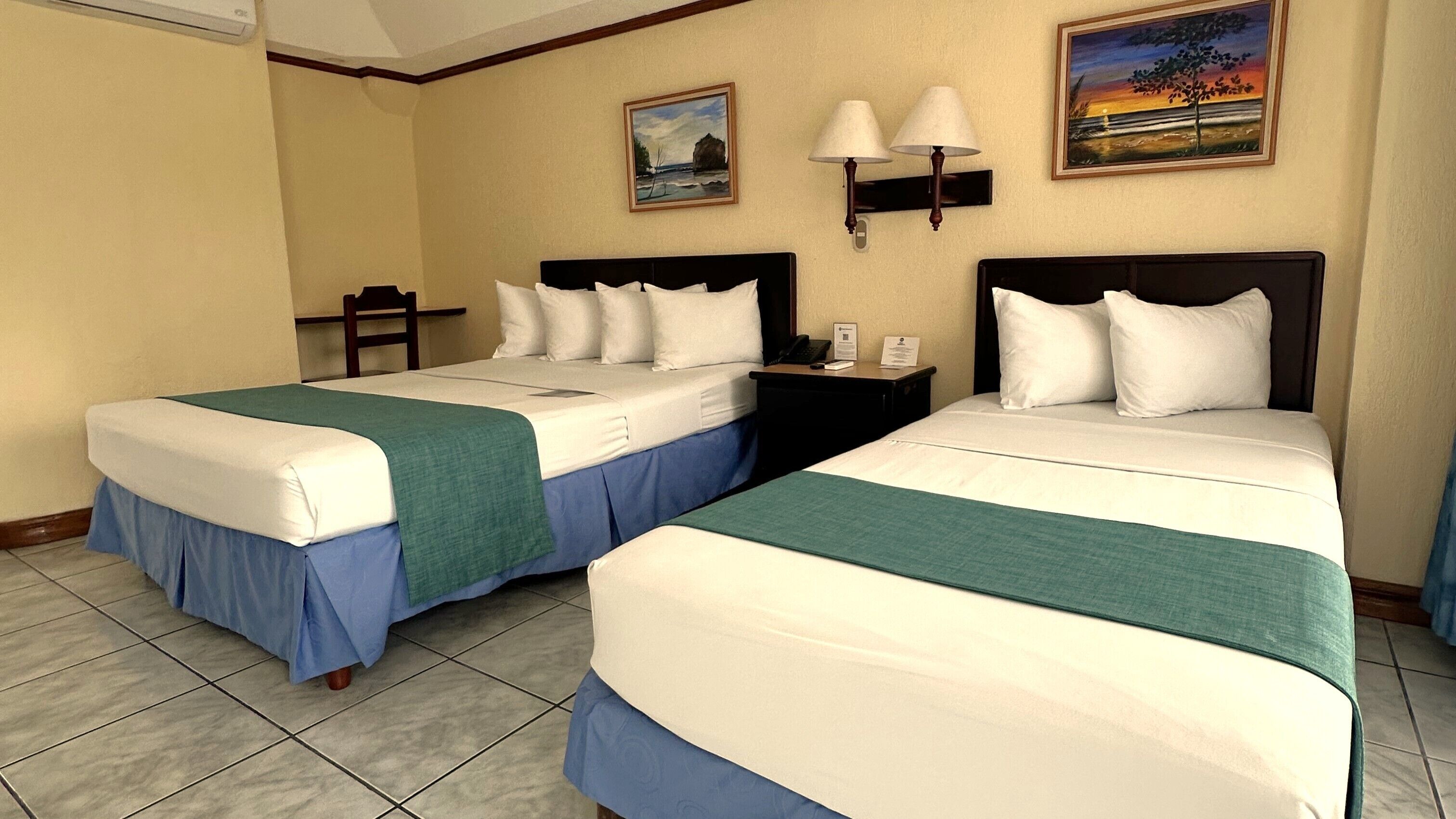 Rom – superior, flere senger, ikke-røyk | Safe på rommet, blendingsgardiner og strykejern/-brett