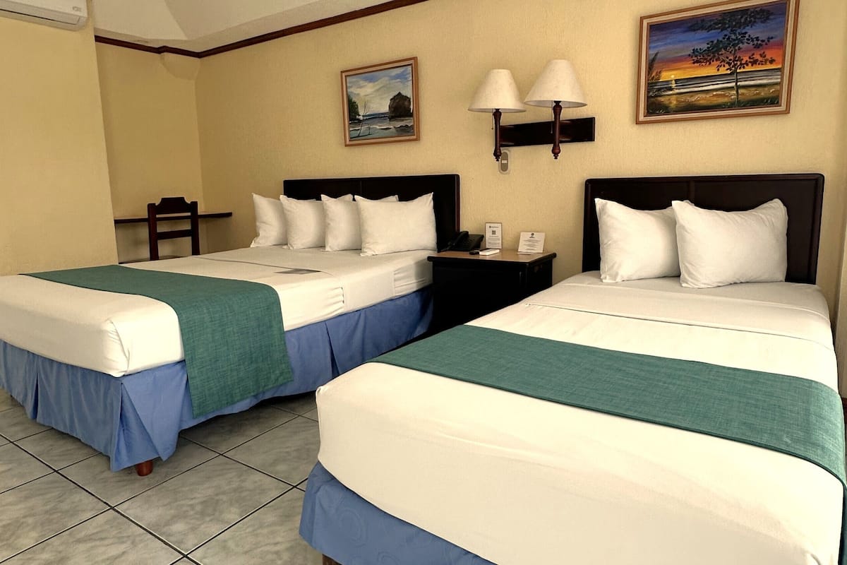 Rom – superior, flere senger, ikke-røyk | Safe på rommet, blendingsgardiner og strykejern/-brett