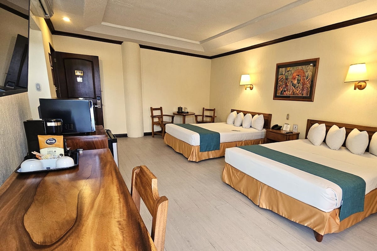 Rom – deluxe, 2 queensize-senger, ikke-røyk, kjøleskap og mikrobølgeovn | Safe på rommet, blendingsgardiner og strykejern/-brett