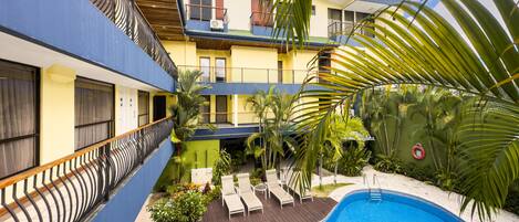 Alberca al aire libre y camastros