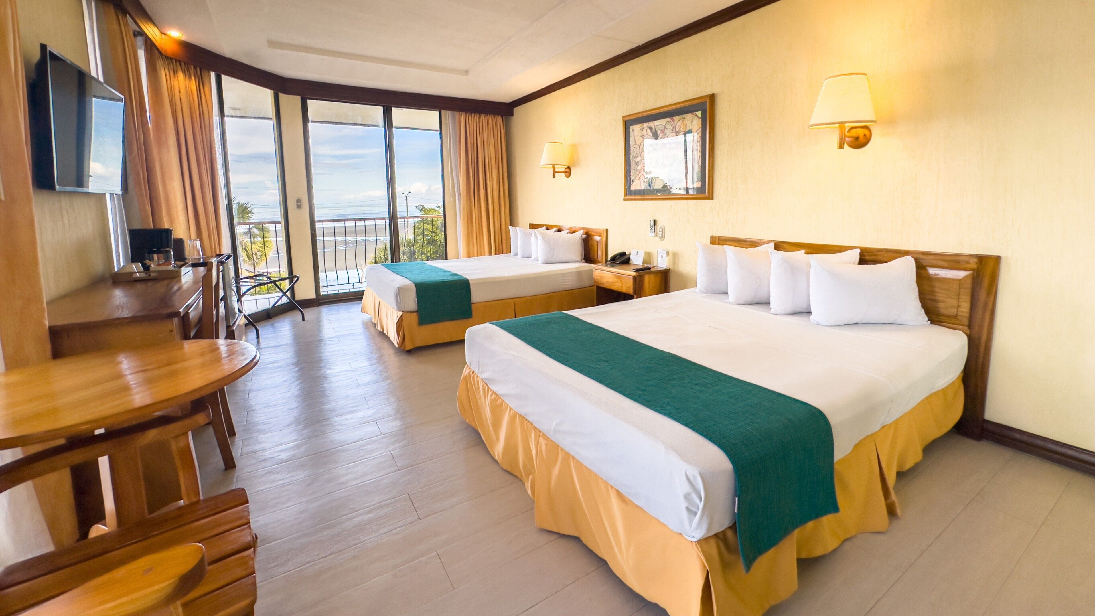 Rom – premium, 2 queensize-senger, ikke-røyk | Safe på rommet, blendingsgardiner og strykejern/-brett