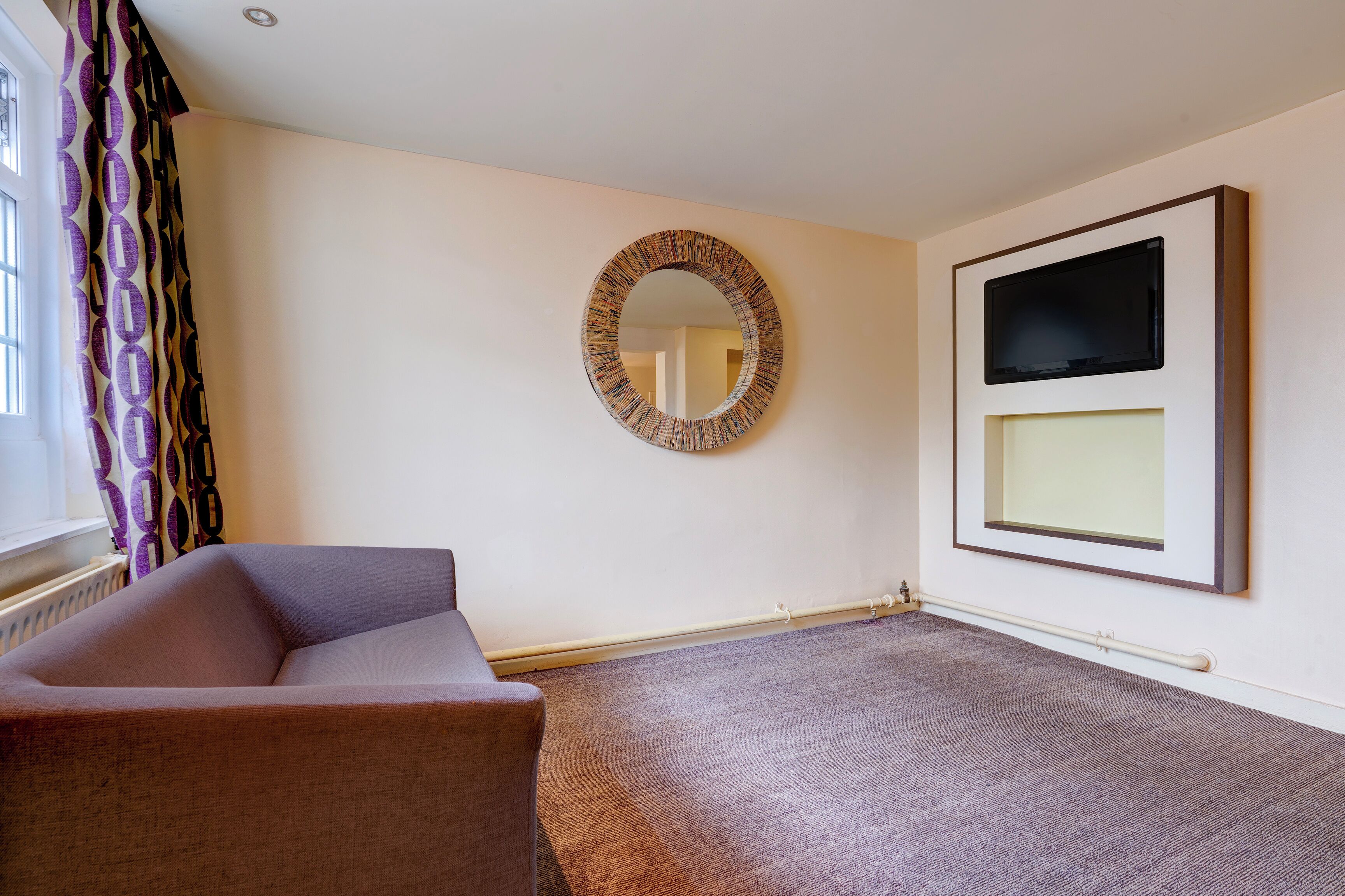 Deluxe Double Room | Living area | 32-inch flat-screen TV with digital channels, TV