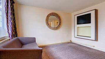 Deluxe Double Room | Living area | 32-inch flat-screen TV with digital channels, TV