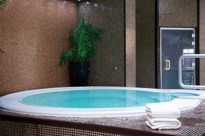Indoor spa tub