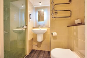 Standard Twin Room | Bathroom | Combined shower/tub, free toiletries, hair dryer, towels