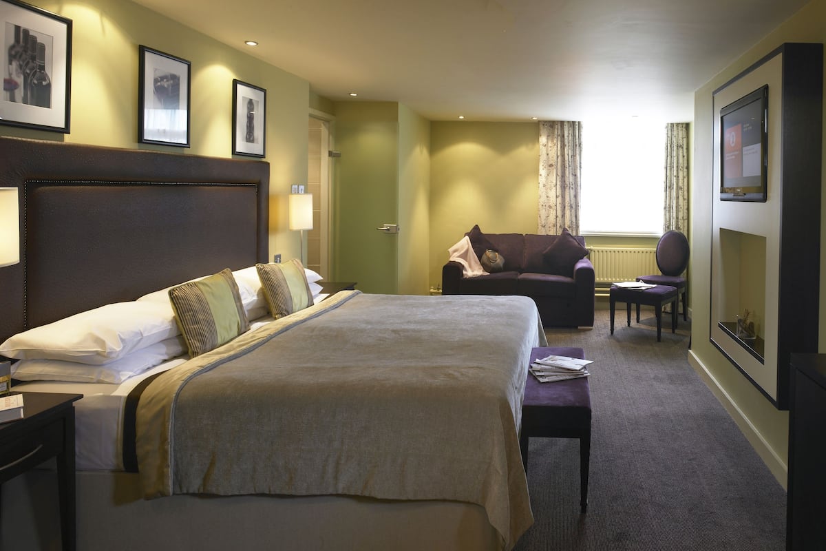 desk, blackout curtains, iron/ironing board, free wifi