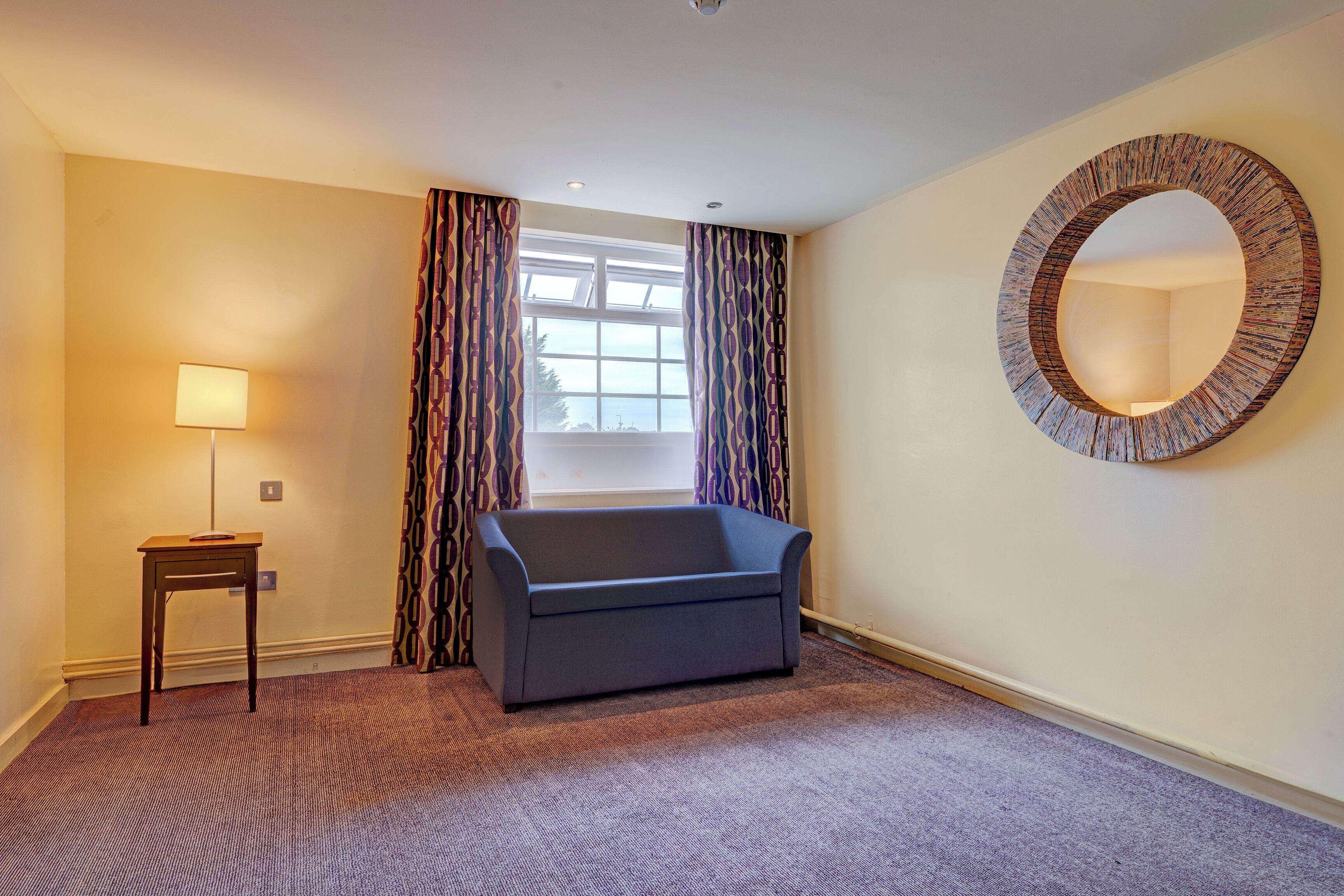 Deluxe Double Room | Living area | 32-inch flat-screen TV with digital channels, TV