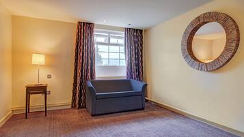 Deluxe Double Room | Living area | 32-inch flat-screen TV with digital channels, TV