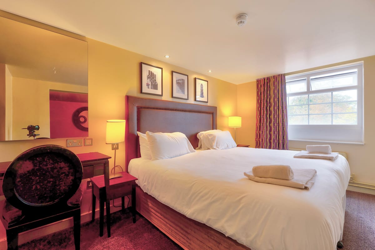 Deluxe Double Room | Desk, blackout drapes, iron/ironing board, free WiFi