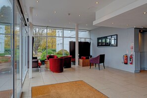 Coin salon dans le hall