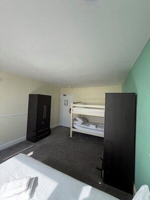 Triple Room, Multiple Beds, Sea View - The Brighton Hotel (Brighton)