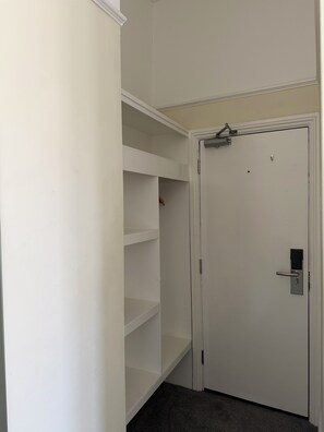 Standard Twin Room | In-room safe, iron/ironing board, travel cot, free WiFi - The Brighton Hotel (Brighton)