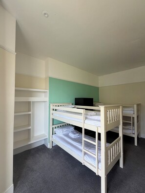 Standard-Vierbettzimmer, Mehrere Betten