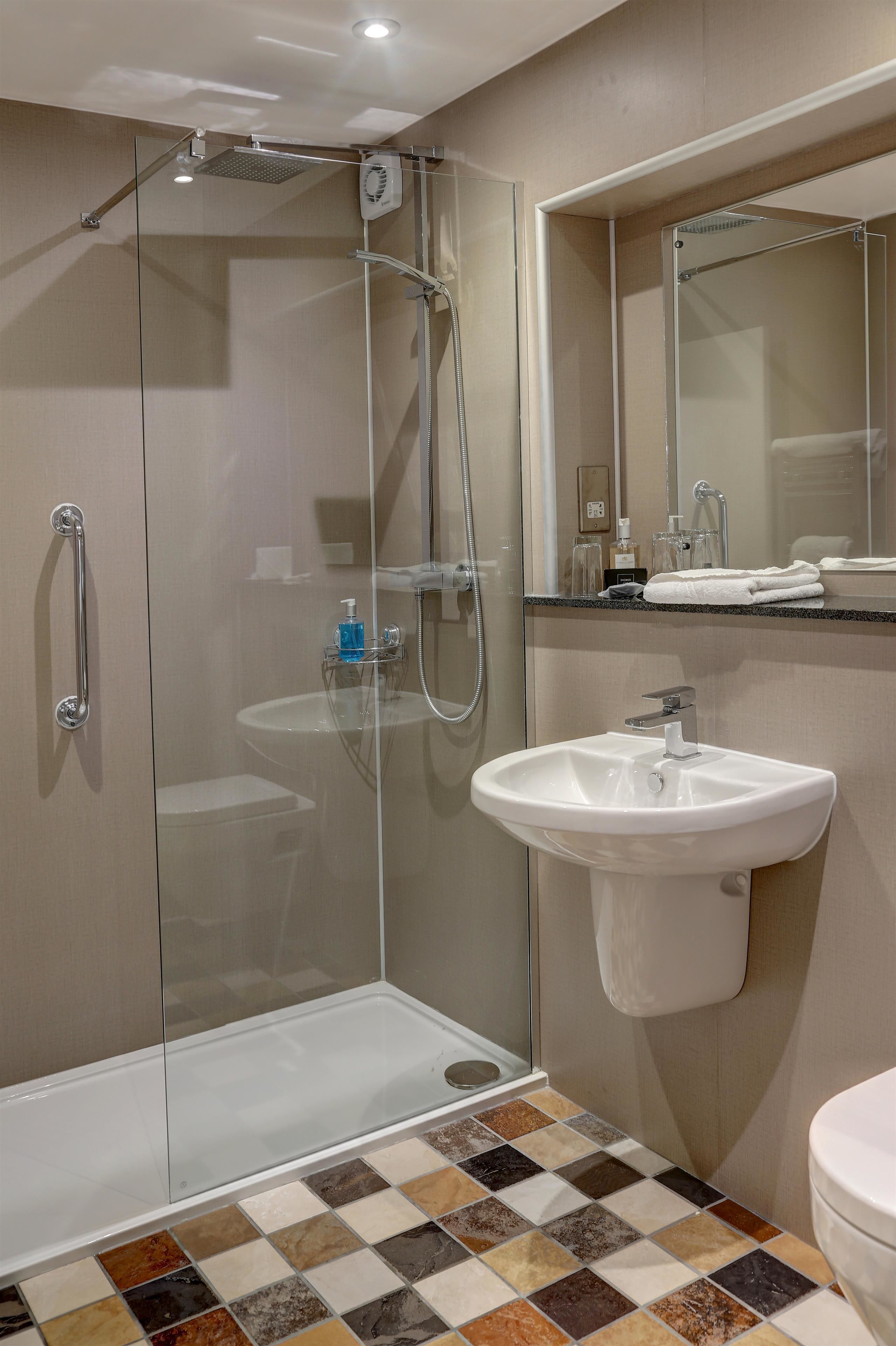 Baignoire relaxante profonde, articles de toilette gratuits