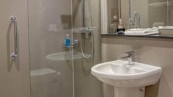 Baignoire relaxante profonde, articles de toilette gratuits