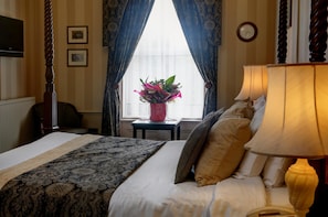 Chambre Deluxe, 1 lit double, non-fumeur | Décor unique, ameublement unique, bureau, fer et planche à repasser