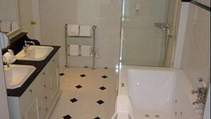 Suite, 1 cama de matrimonio grande, fumadores, bañera de hidromasaje | Baño | Secador de pelo y toallas