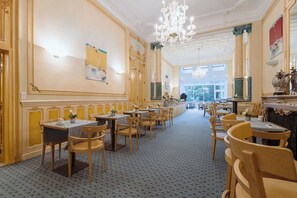 Café da manhã com buffet todos os dias (EUR 20 por pessoa) 