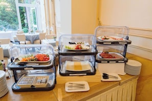 Tägliches Frühstücksbuffet (20 EUR pro Person)