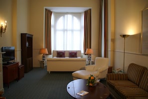In-room safe, soundproofing, free WiFi, bed sheets