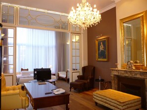 Suite, 1 King Bed, Smoking, Jetted Tub | In-room safe, soundproofing, free WiFi, bed sheets