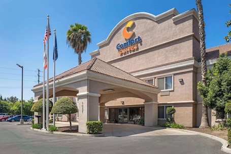 Exterior. Comfort Suites Tulare Sequoia Gateway