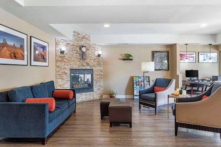 Lobby. Comfort Suites Tulare Sequoia Gateway