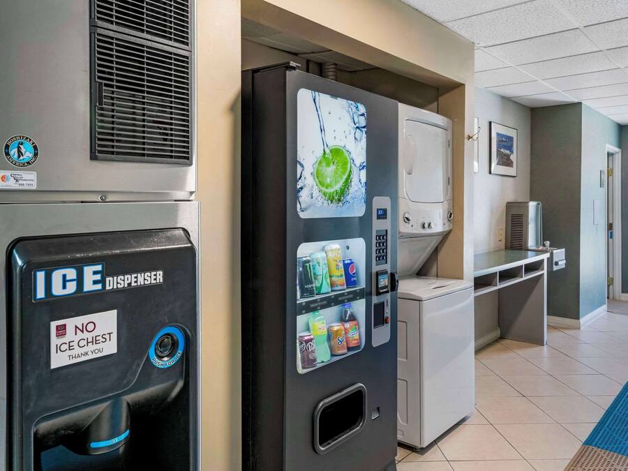 Un hall de hotel con dispensador de hielo, enfriador de agua y máquina expendedora.