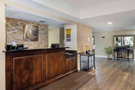 Lobby. Comfort Suites Tulare Sequoia Gateway