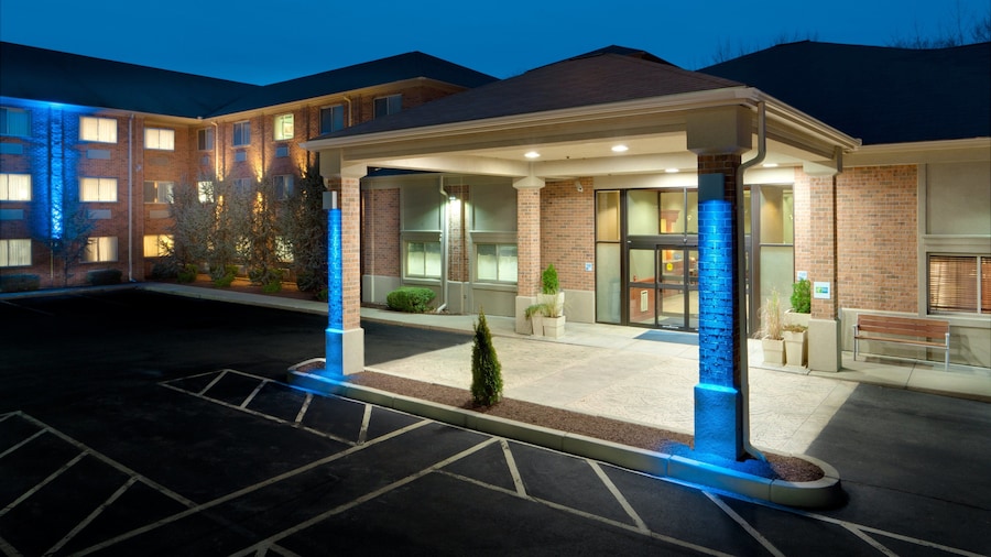 Holiday Inn Express and Suites by IHG