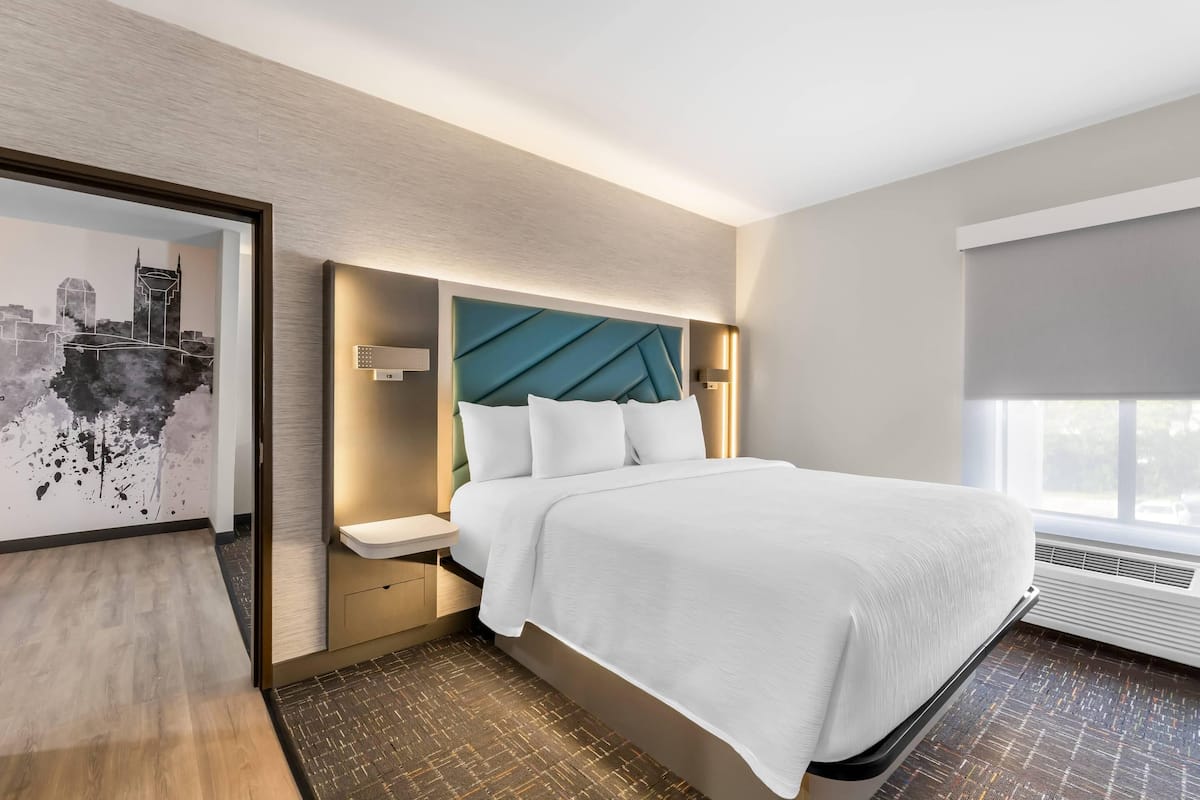 Executive Suite, 1 King Bed with Sofa bed, Non Smoking
