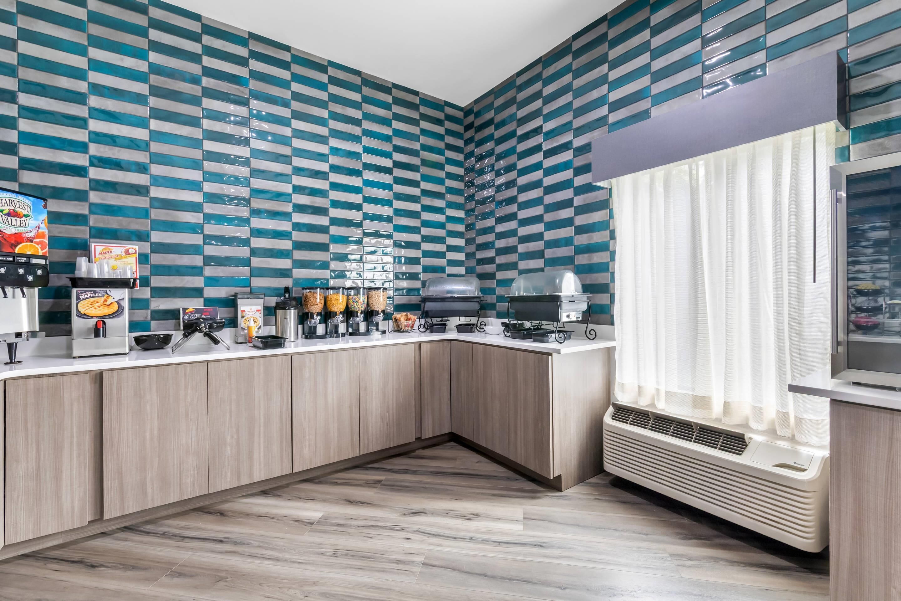 朝食 (ビュッフェ)、毎日提供 (無料)