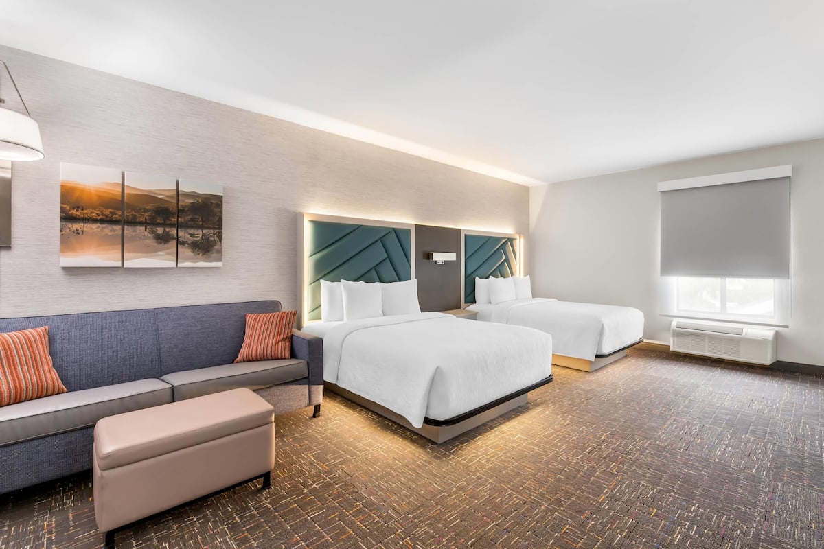 Suite, 2 Queen Beds with Sofa bed, Accessible, Non Smoking | Literie de qualité supérieure, surmatelas, bureau