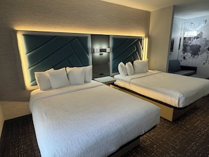 Hochwertige Bettwaren, Pillowtop-Betten, Schreibtisch