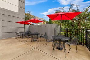 BBQ/picnic Area - Brentwood Suites Nashville, an Ascend Collection Hotel (Brentwood)