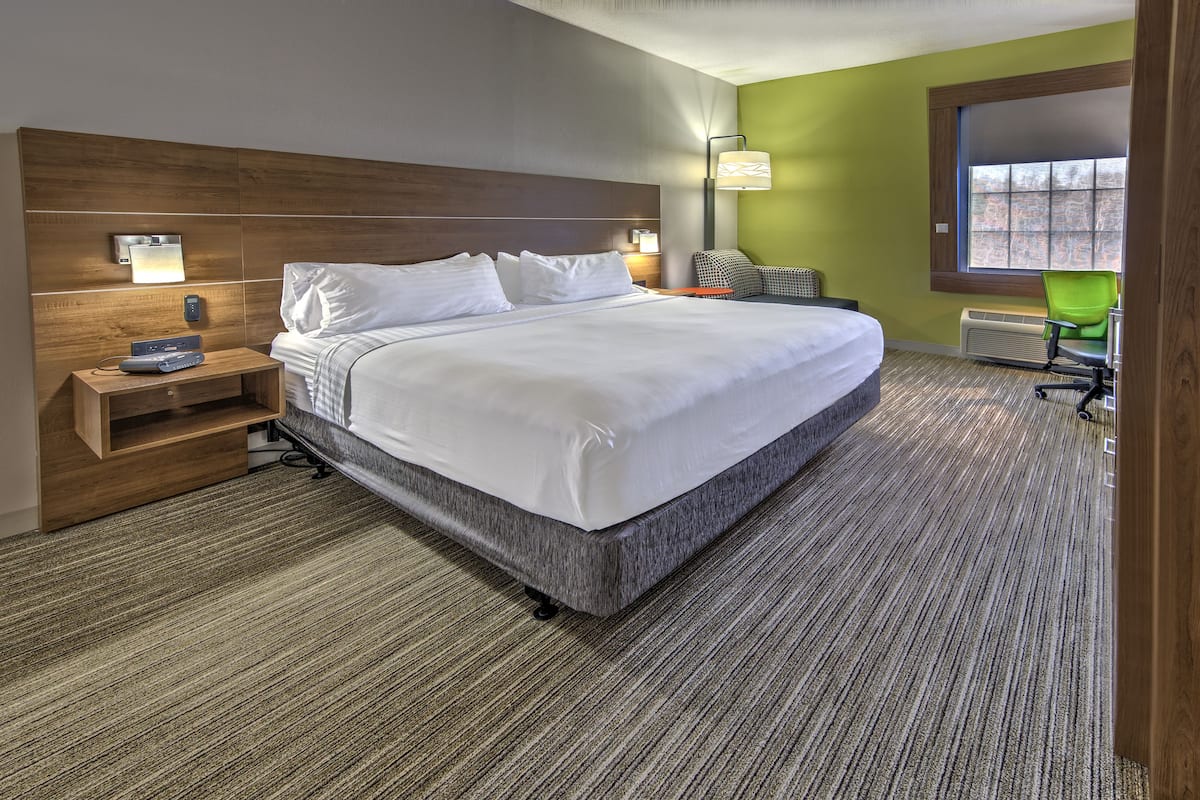 Premium bedding, in-room safe, desk, blackout drapes