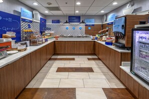 朝食 (ビュッフェ)、毎日提供 (無料)