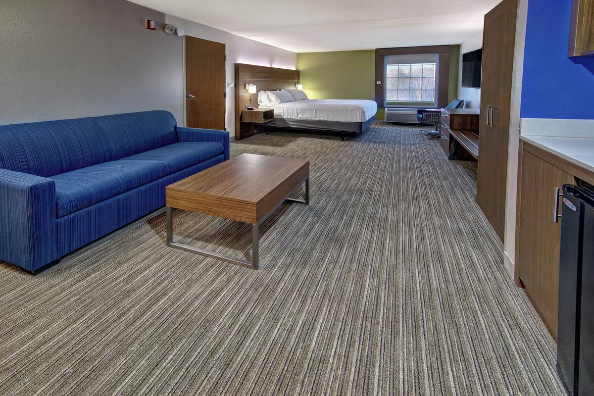 Suite, 1 letto king, accessibile ai disabili (Mobility, Accessible Tub) | Biancheria da letto di alta qualità, cassaforte in camera, una scrivania