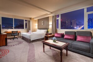 Executive Room, 1 King Bed, Executive Level | Minibar, in-room safe, desk, cribs/infant beds - Ramada Plaza Guiyang (Guiyang)