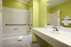 Habitación, 2 camas Queen size, con acceso para personas discapacitadas (Tub with Grab Bars) | Baño | Tina con regadera, secadora de cabello, toallas, jabón